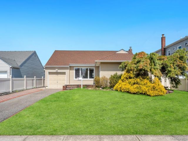  3 BR,  2.00 BTH &nbsp;Ranch style home in Bethpage