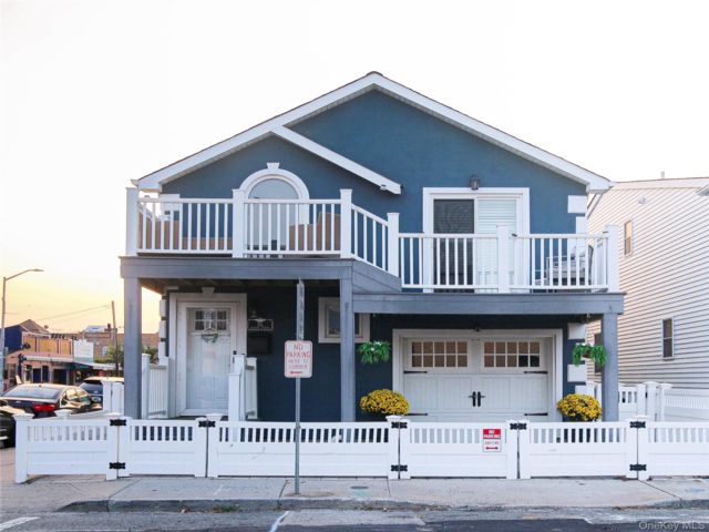  3 BR,  3.00 BTH &nbsp;Contemporary style home in Long Beach