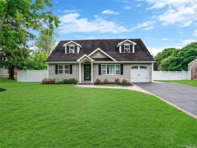  4 BR,  3.00 BTH &nbsp;Exp cape style home in Mount Sinai