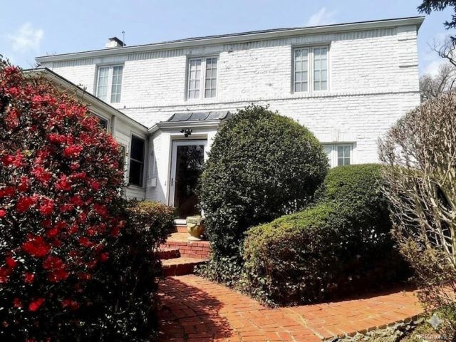  3 BR,  3.00 BTH &nbsp;Colonial style home in Great Neck