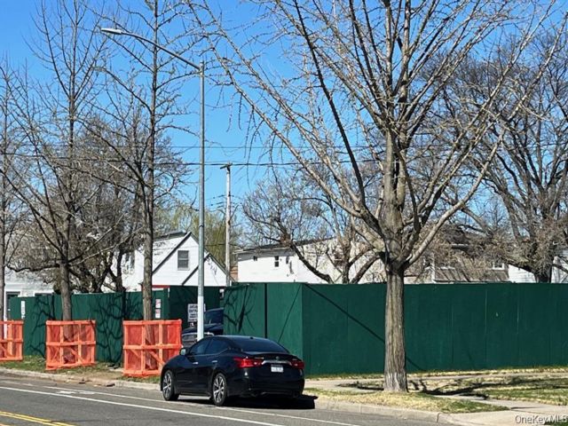 Lot <b>Size:</b> 50x100 &nbsp;House style home in Glen Oaks