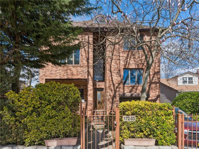  4 BR,  4.00 BTH &nbsp;Colonial style home in Flushing