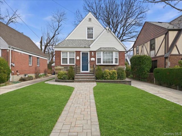 4 BR,  1.00 BTH &nbsp;Cape cod style home in Floral Park
