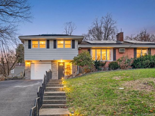  3 BR,  2.00 BTH &nbsp;Split level style home in Newburgh