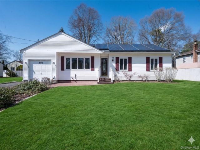  3 BR,  1.00 BTH &nbsp;Ranch style home in Ronkonkoma