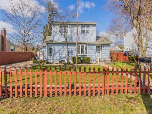  3 BR,  1.00 BTH &nbsp;Colonial style home in Brentwood