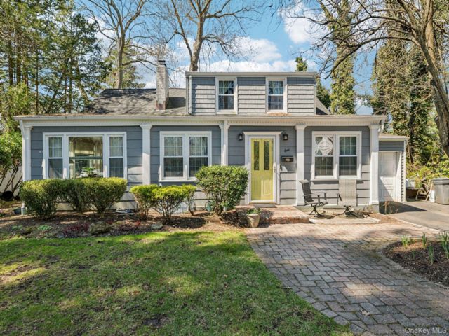  4 BR,  3.00 BTH &nbsp;Cape cod style home in Huntington