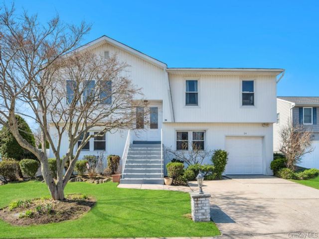  5 BR,  4.00 BTH &nbsp;Colonial style home in Plainview