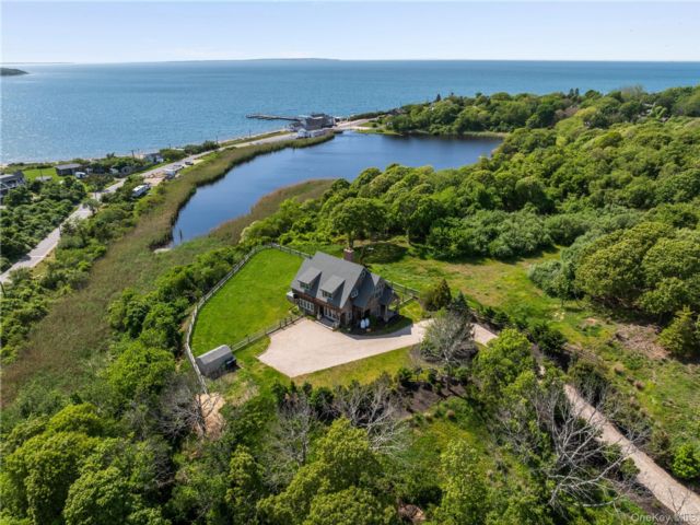  4 BR,  4.00 BTH &nbsp;Traditional style home in Montauk