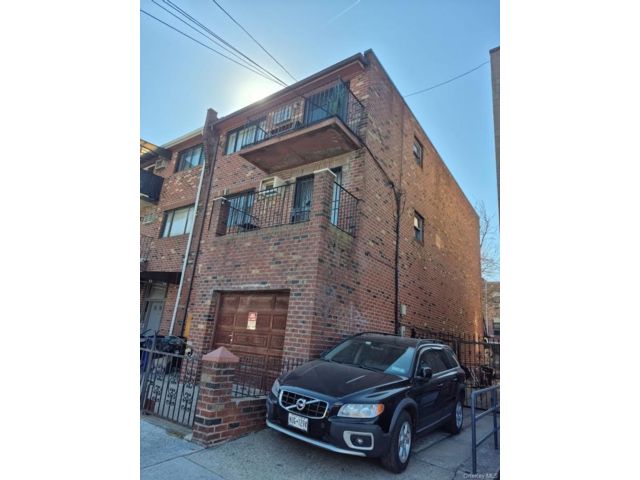  9 BR,  5.00 BTH &nbsp;Other style home in Flushing
