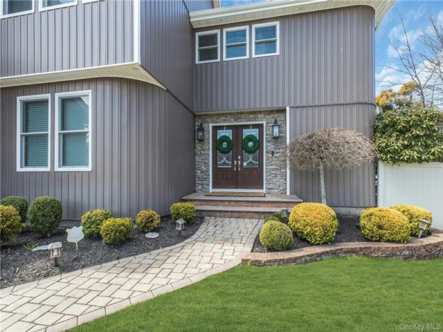  4 BR,  3.00 BTH &nbsp;Colonial style home in Farmingdale