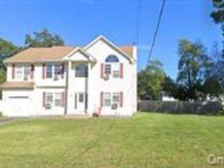  5 BR,  3.00 BTH &nbsp;Colonial style home in Wheatley Heights