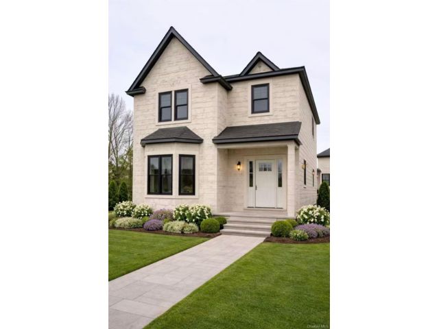  4 BR,  3.00 BTH &nbsp;Colonial style home in Albertson