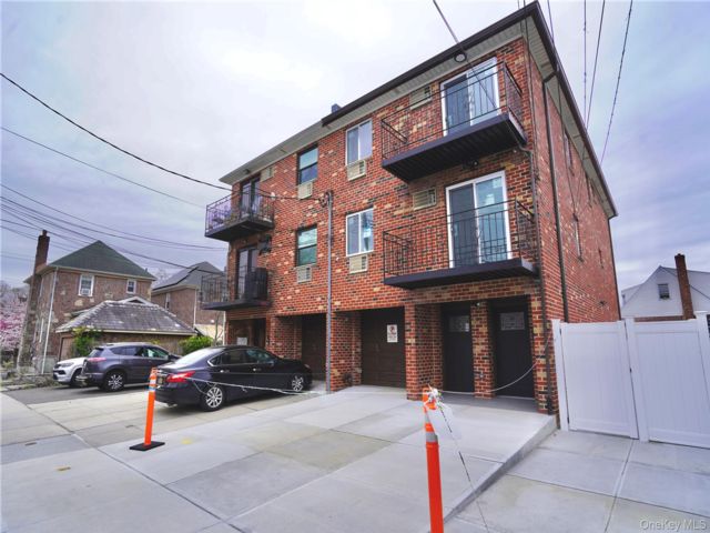 10 BR,  7.00 BTH &nbsp;House style home in Flushing