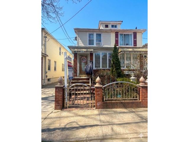  3 BR,  3.00 BTH &nbsp;Colonial style home in East Flatbush