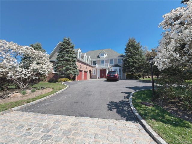  5 BR,  6.00 BTH &nbsp;Colonial style home in Roslyn