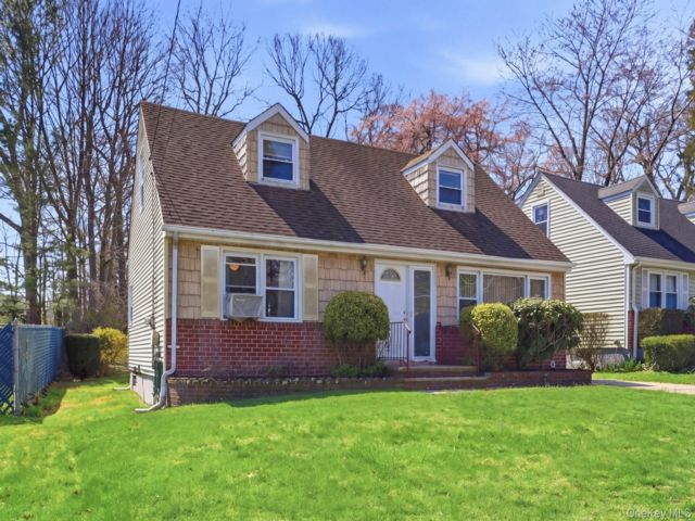  4 BR,  2.00 BTH &nbsp;Exp cape style home in South Huntington