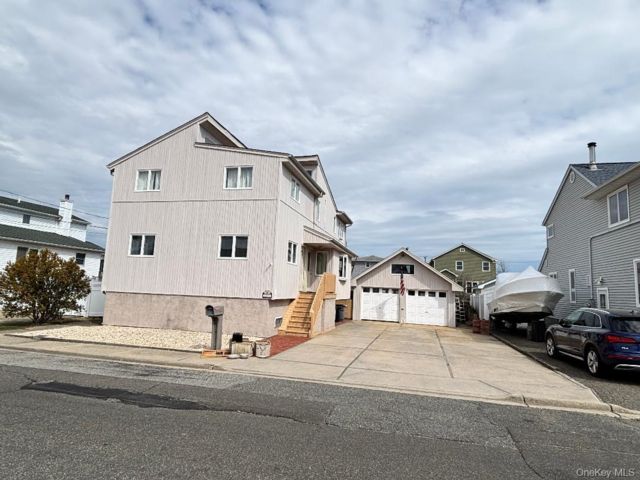  4 BR,  4.00 BTH &nbsp;Colonial style home in Seaford