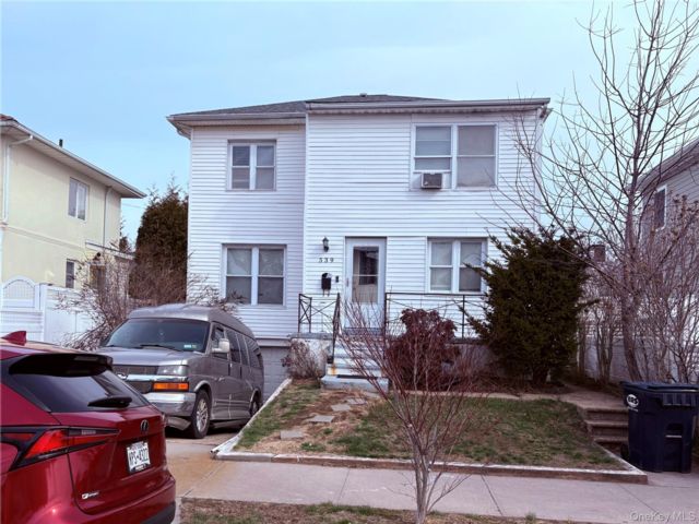  3 BR,  3.00 BTH &nbsp;Colonial style home in Long Beach