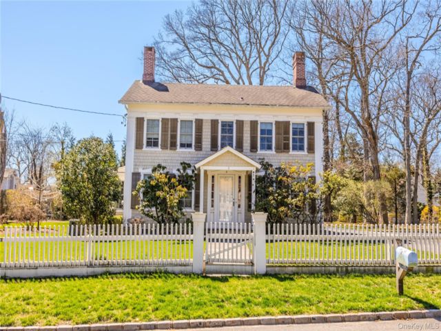  3 BR,  3.00 BTH &nbsp;Colonial style home in Stony Brook