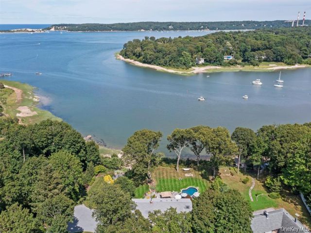  3 BR,  4.00 BTH &nbsp;Ranch style home in Setauket