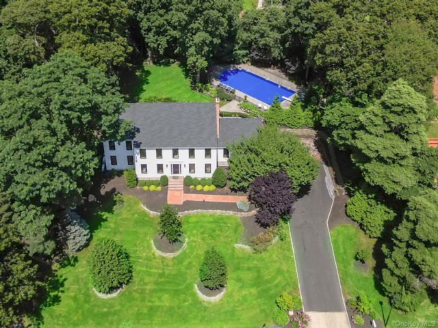  6 BR,  3.00 BTH &nbsp;Colonial style home in Mount Sinai