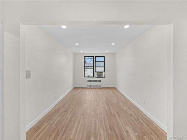 2 BR,  2.00 BTH &nbsp;Other style home in Jackson Heights