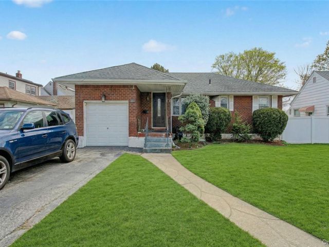  3 BR,  2.00 BTH &nbsp;Ranch style home in Hempstead