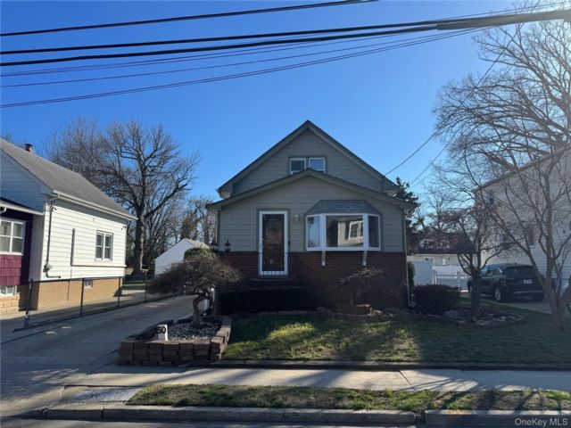 3 BR,  2.00 BTH &nbsp;Bungalow style home in Lynbrook