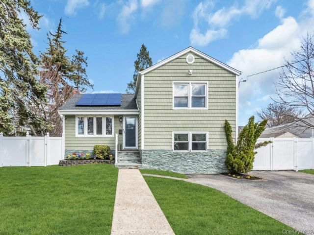  4 BR,  2.00 BTH &nbsp;Split level style home in West Babylon