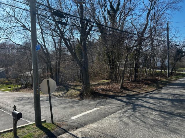 Lot <b>Size:</b>  &nbsp;House style home in Wading River