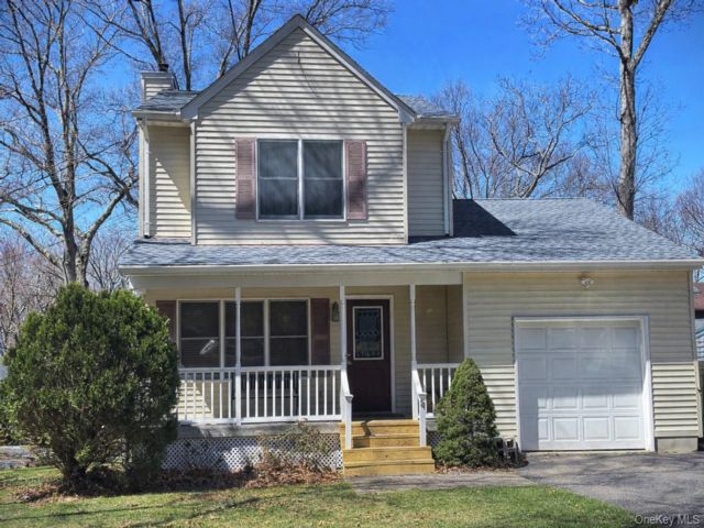  3 BR,  2.00 BTH &nbsp;Victorian style home in Sound Beach
