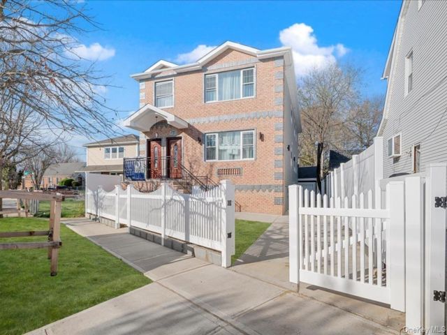  8 BR,  5.00 BTH &nbsp;Post modern style home in Jamaica
