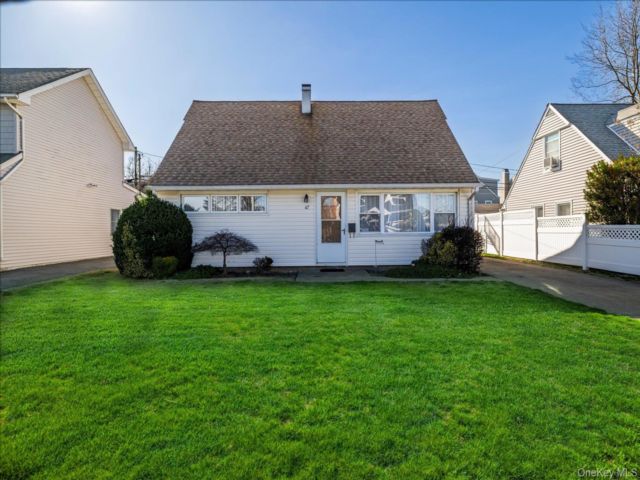  4 BR,  1.00 BTH &nbsp;Cape cod style home in East Rockaway