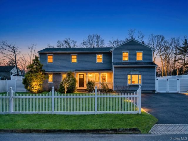  8 BR,  4.00 BTH &nbsp;Colonial style home in East Islip