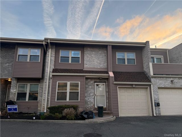  3 BR,  3.00 BTH &nbsp;Condo style home in Oceanside