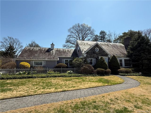  3 BR,  3.00 BTH &nbsp;Cape cod style home in Port Washington