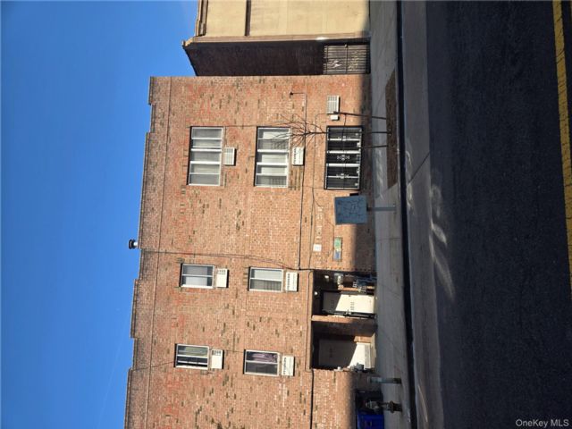  8 BR,  6.00 BTH &nbsp;House style home in Morrisania