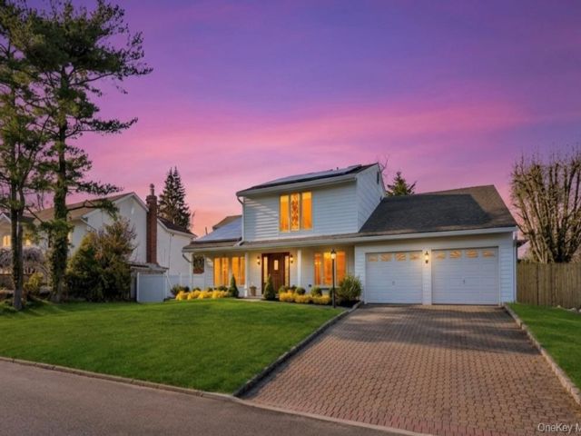  4 BR,  3.00 BTH &nbsp;Colonial style home in Glen Cove