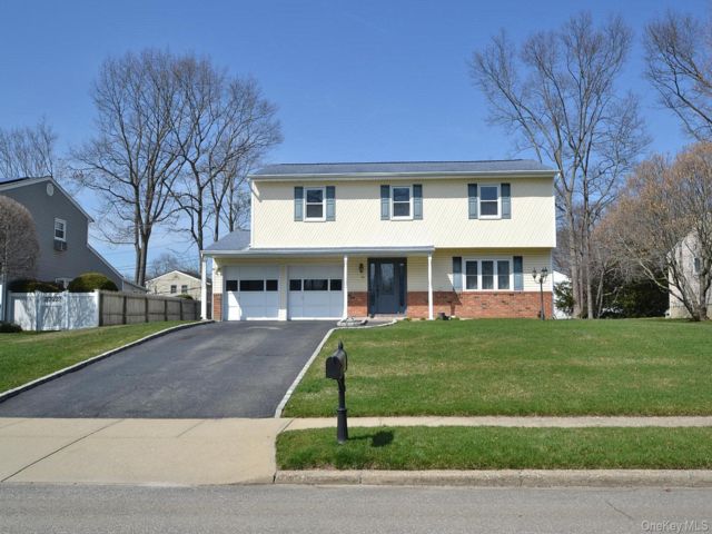 4 BR,  3.00 BTH &nbsp;Colonial style home in Hauppauge