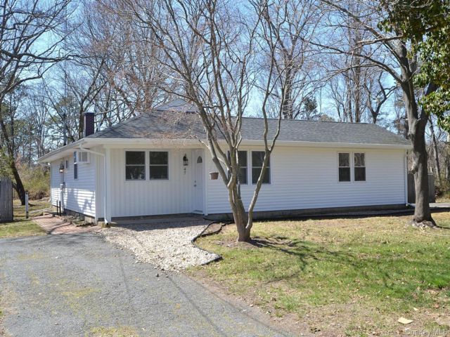  3 BR,  2.00 BTH &nbsp;Ranch style home in Shirley