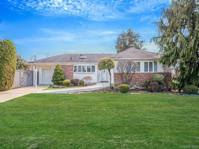  3 BR,  2.00 BTH &nbsp;Ranch style home in Farmingdale