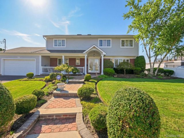  4 BR,  3.00 BTH &nbsp;Colonial style home in Massapequa Park