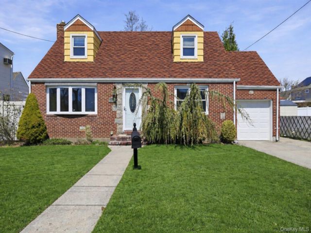  4 BR,  1.00 BTH &nbsp;Cape cod style home in Merrick