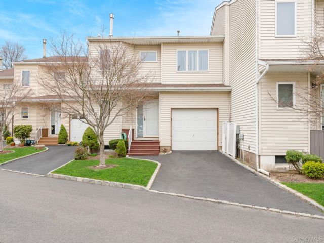  3 BR,  3.00 BTH &nbsp;Condo style home in Oceanside