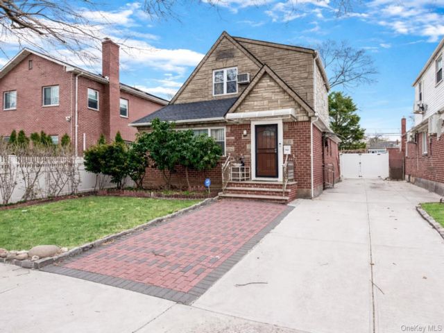  5 BR,  4.00 BTH &nbsp;Exp cape style home in Bayside