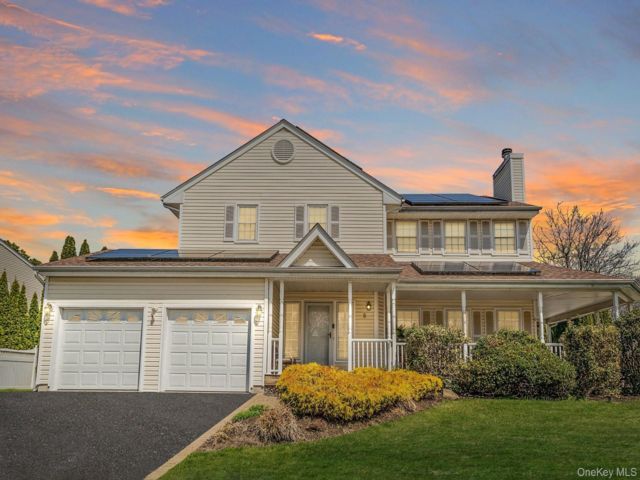  4 BR,  3.00 BTH &nbsp;Colonial style home in South Setauket