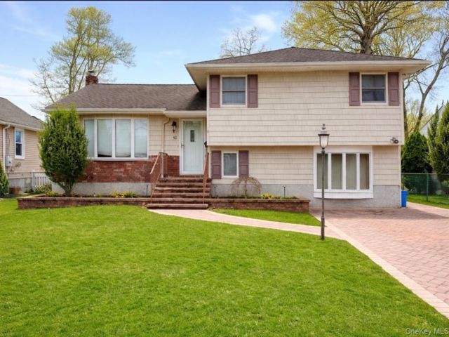  4 BR,  2.00 BTH &nbsp;Split level style home in Babylon