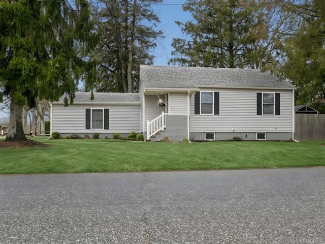 3 BR,  1.00 BTH &nbsp;Ranch style home in West Islip