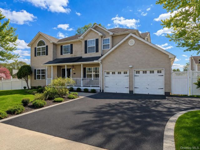  5 BR,  3.00 BTH &nbsp;Colonial style home in Coram